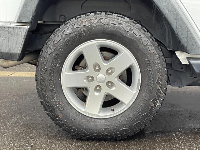 ジープ・ラングラーアンリミテッド スポーツ　社外メモリナビ　フルセグＴＶ　ＣＤ　ＤＶＤ　Ｂｌｕｅｔｏｏｔｈ　後席モニター　バックカメラ　ドライブレコーダー　前のみ　４ＷＤ　ＥＴＣ　サイドモニター　純正アルミホイール　純正フロアマット（56枚目）