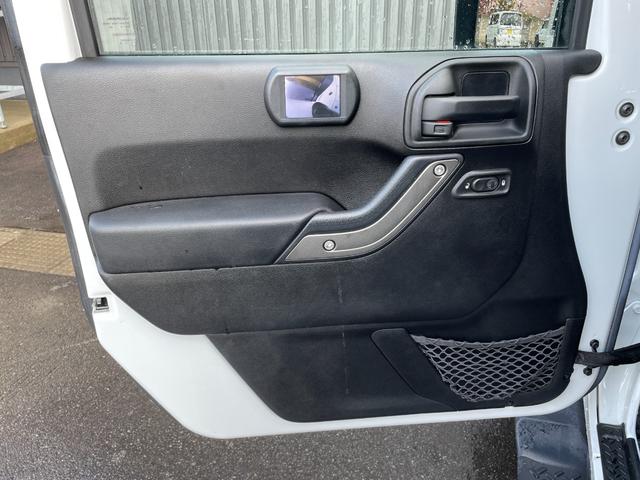 ジープ・ラングラーアンリミテッド スポーツ　社外メモリナビ　フルセグＴＶ　ＣＤ　ＤＶＤ　Ｂｌｕｅｔｏｏｔｈ　後席モニター　バックカメラ　ドライブレコーダー　前のみ　４ＷＤ　ＥＴＣ　サイドモニター　純正アルミホイール　純正フロアマット（58枚目）