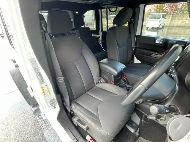 ジープ・ラングラーアンリミテッド スポーツ　社外メモリナビ　フルセグＴＶ　ＣＤ　ＤＶＤ　Ｂｌｕｅｔｏｏｔｈ　後席モニター　バックカメラ　ドライブレコーダー　前のみ　４ＷＤ　ＥＴＣ　サイドモニター　純正アルミホイール　純正フロアマット（59枚目）