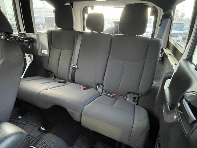 ジープ・ラングラーアンリミテッド スポーツ　社外メモリナビ　フルセグＴＶ　ＣＤ　ＤＶＤ　Ｂｌｕｅｔｏｏｔｈ　後席モニター　バックカメラ　ドライブレコーダー　前のみ　４ＷＤ　ＥＴＣ　サイドモニター　純正アルミホイール　純正フロアマット（62枚目）