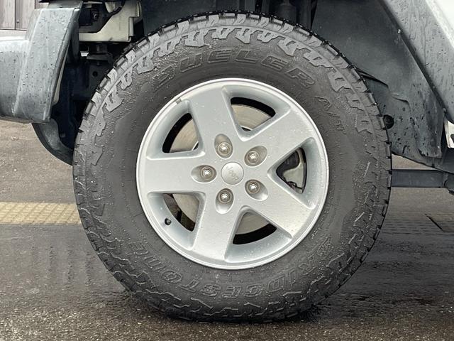 ジープ・ラングラーアンリミテッド スポーツ　社外メモリナビ　フルセグＴＶ　ＣＤ　ＤＶＤ　Ｂｌｕｅｔｏｏｔｈ　後席モニター　バックカメラ　ドライブレコーダー　前のみ　４ＷＤ　ＥＴＣ　サイドモニター　純正アルミホイール　純正フロアマット（66枚目）