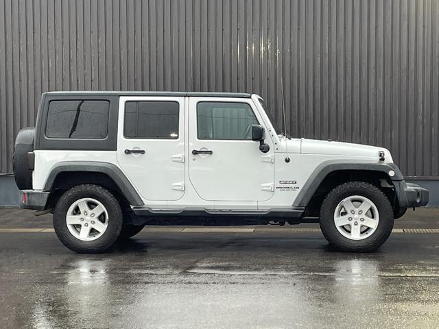 ジープ・ラングラーアンリミテッド スポーツ　社外メモリナビ　フルセグＴＶ　ＣＤ　ＤＶＤ　Ｂｌｕｅｔｏｏｔｈ　後席モニター　バックカメラ　ドライブレコーダー　前のみ　４ＷＤ　ＥＴＣ　サイドモニター　純正アルミホイール　純正フロアマット（68枚目）