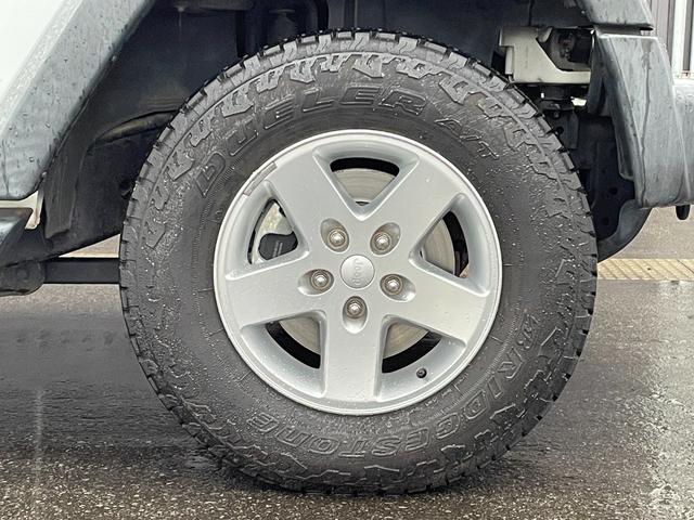 ジープ・ラングラーアンリミテッド スポーツ　社外メモリナビ　フルセグＴＶ　ＣＤ　ＤＶＤ　Ｂｌｕｅｔｏｏｔｈ　後席モニター　バックカメラ　ドライブレコーダー　前のみ　４ＷＤ　ＥＴＣ　サイドモニター　純正アルミホイール　純正フロアマット（69枚目）