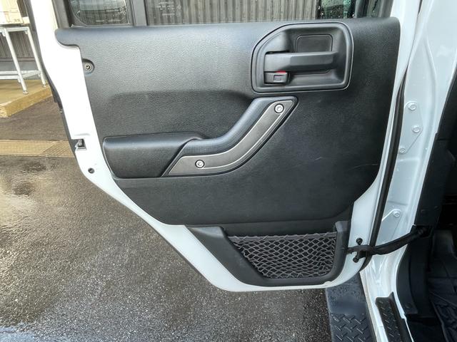 ジープ・ラングラーアンリミテッド スポーツ　社外メモリナビ　フルセグＴＶ　ＣＤ　ＤＶＤ　Ｂｌｕｅｔｏｏｔｈ　後席モニター　バックカメラ　ドライブレコーダー　前のみ　４ＷＤ　ＥＴＣ　サイドモニター　純正アルミホイール　純正フロアマット（73枚目）