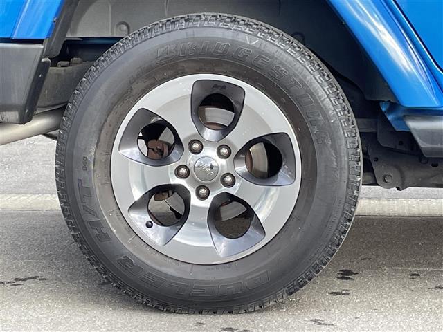 ジープ・ラングラーアンリミテッド サハラ 社外ナビ ALPINEスピーカー バックカメラ ETC 前後ドライブレコーダー 前席シートヒーター クルーズコントロール 純正フロアマット 純正アルミホイール 横滑り防止装置 ダウンヒルアシスト(5枚目)