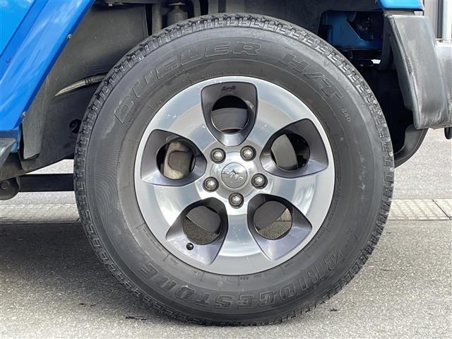 ジープ・ラングラーアンリミテッド サハラ 社外ナビ ALPINEスピーカー バックカメラ ETC 前後ドライブレコーダー 前席シートヒーター クルーズコントロール 純正フロアマット 純正アルミホイール 横滑り防止装置 ダウンヒルアシスト(6枚目)