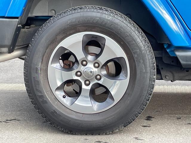 ジープ・ラングラーアンリミテッド サハラ 社外ナビ ALPINEスピーカー バックカメラ ETC 前後ドライブレコーダー 前席シートヒーター クルーズコントロール 純正フロアマット 純正アルミホイール 横滑り防止装置 ダウンヒルアシスト(51枚目)