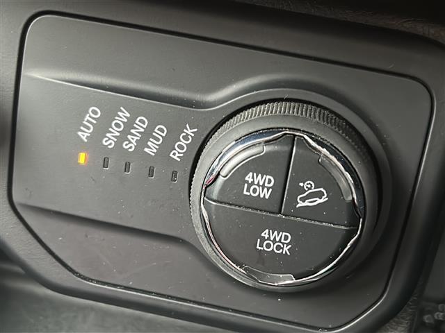 ジープ・レネゲード トレイルホーク　純正ナビ　フルセグＴＶ　バックカメラ　ＥＴＣ　クルーズコントロール　ブラインドスポットアシスト　レーンキープアシスト　純正１７インチアルミホイール　ダウンヒルアシスト　ＬＥＤヘッドライト（5枚目）