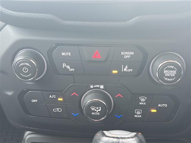 ジープ・レネゲード トレイルホーク　純正ナビ　フルセグＴＶ　バックカメラ　ＥＴＣ　クルーズコントロール　ブラインドスポットアシスト　レーンキープアシスト　純正１７インチアルミホイール　ダウンヒルアシスト　ＬＥＤヘッドライト（6枚目）