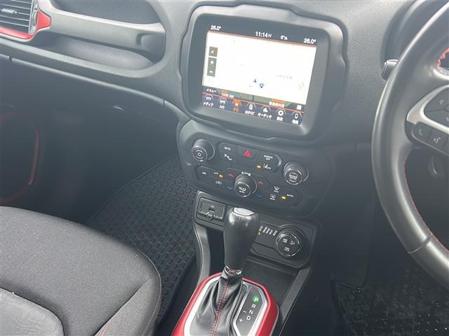 ジープ・レネゲード トレイルホーク　純正ナビ　フルセグＴＶ　バックカメラ　ＥＴＣ　クルーズコントロール　ブラインドスポットアシスト　レーンキープアシスト　純正１７インチアルミホイール　ダウンヒルアシスト　ＬＥＤヘッドライト（11枚目）