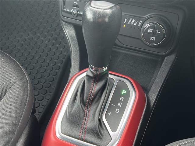 ジープ・レネゲード トレイルホーク　純正ナビ　フルセグＴＶ　バックカメラ　ＥＴＣ　クルーズコントロール　ブラインドスポットアシスト　レーンキープアシスト　純正１７インチアルミホイール　ダウンヒルアシスト　ＬＥＤヘッドライト（12枚目）