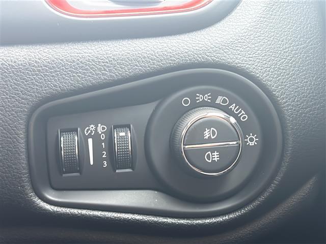 ジープ・レネゲード トレイルホーク　純正ナビ　フルセグＴＶ　バックカメラ　ＥＴＣ　クルーズコントロール　ブラインドスポットアシスト　レーンキープアシスト　純正１７インチアルミホイール　ダウンヒルアシスト　ＬＥＤヘッドライト（16枚目）