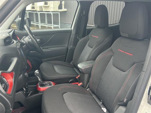 ジープ・レネゲード トレイルホーク　純正ナビ　フルセグＴＶ　バックカメラ　ＥＴＣ　クルーズコントロール　ブラインドスポットアシスト　レーンキープアシスト　純正１７インチアルミホイール　ダウンヒルアシスト　ＬＥＤヘッドライト（21枚目）