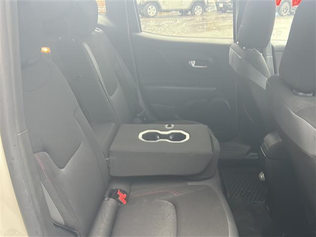 ジープ・レネゲード トレイルホーク　純正ナビ　フルセグＴＶ　バックカメラ　ＥＴＣ　クルーズコントロール　ブラインドスポットアシスト　レーンキープアシスト　純正１７インチアルミホイール　ダウンヒルアシスト　ＬＥＤヘッドライト（22枚目）