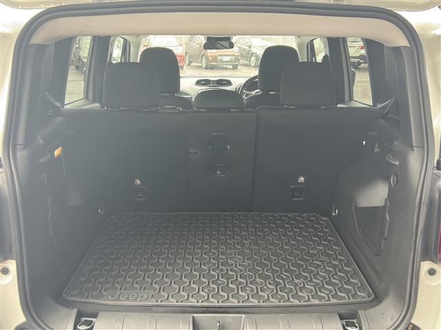 ジープ・レネゲード トレイルホーク　純正ナビ　フルセグＴＶ　バックカメラ　ＥＴＣ　クルーズコントロール　ブラインドスポットアシスト　レーンキープアシスト　純正１７インチアルミホイール　ダウンヒルアシスト　ＬＥＤヘッドライト（25枚目）