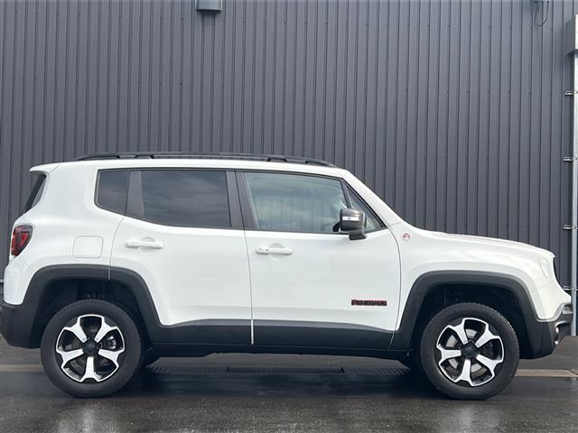 ジープ・レネゲード トレイルホーク　純正ナビ　フルセグＴＶ　バックカメラ　ＥＴＣ　クルーズコントロール　ブラインドスポットアシスト　レーンキープアシスト　純正１７インチアルミホイール　ダウンヒルアシスト　ＬＥＤヘッドライト（30枚目）