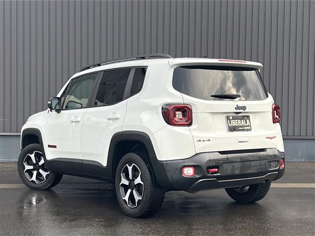 ジープ・レネゲード トレイルホーク　純正ナビ　フルセグＴＶ　バックカメラ　ＥＴＣ　クルーズコントロール　ブラインドスポットアシスト　レーンキープアシスト　純正１７インチアルミホイール　ダウンヒルアシスト　ＬＥＤヘッドライト（32枚目）