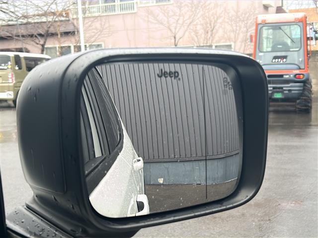 ジープ・レネゲード トレイルホーク　純正ナビ　フルセグＴＶ　バックカメラ　ＥＴＣ　クルーズコントロール　ブラインドスポットアシスト　レーンキープアシスト　純正１７インチアルミホイール　ダウンヒルアシスト　ＬＥＤヘッドライト（37枚目）