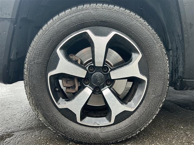 ジープ・レネゲード トレイルホーク　純正ナビ　フルセグＴＶ　バックカメラ　ＥＴＣ　クルーズコントロール　ブラインドスポットアシスト　レーンキープアシスト　純正１７インチアルミホイール　ダウンヒルアシスト　ＬＥＤヘッドライト（39枚目）