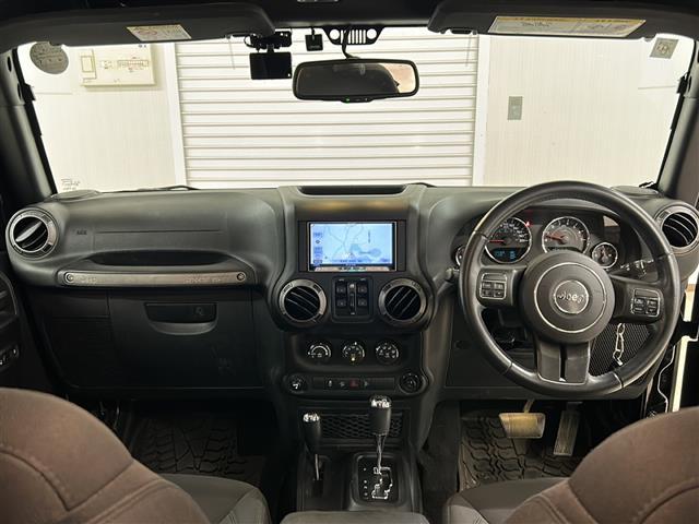 ジープ・ラングラーアンリミテッド スポーツ 社外メモリナビ(CD/ラジオ/BT/フルセグ)バックカメラ ETC ドライブレコーダー クルーズコントロール ステアリングスイッチ 横滑り防止装置 リモコンキー×2 純正18インチAW ドアバイザー(2枚目)