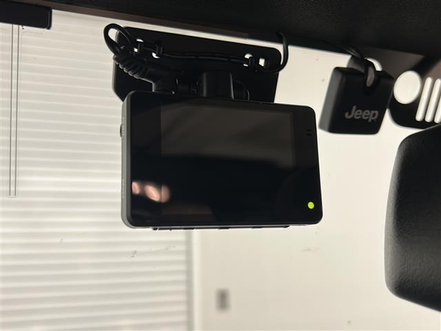 ジープ・ラングラーアンリミテッド スポーツ 社外メモリナビ(CD/ラジオ/BT/フルセグ)バックカメラ ETC ドライブレコーダー クルーズコントロール ステアリングスイッチ 横滑り防止装置 リモコンキー×2 純正18インチAW ドアバイザー(6枚目)