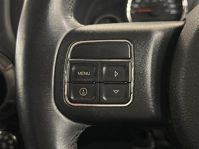 ジープ・ラングラーアンリミテッド スポーツ 社外メモリナビ(CD/ラジオ/BT/フルセグ)バックカメラ ETC ドライブレコーダー クルーズコントロール ステアリングスイッチ 横滑り防止装置 リモコンキー×2 純正18インチAW ドアバイザー(8枚目)