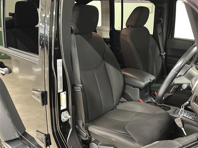 ジープ・ラングラーアンリミテッド スポーツ 社外メモリナビ(CD/ラジオ/BT/フルセグ)バックカメラ ETC ドライブレコーダー クルーズコントロール ステアリングスイッチ 横滑り防止装置 リモコンキー×2 純正18インチAW ドアバイザー(10枚目)