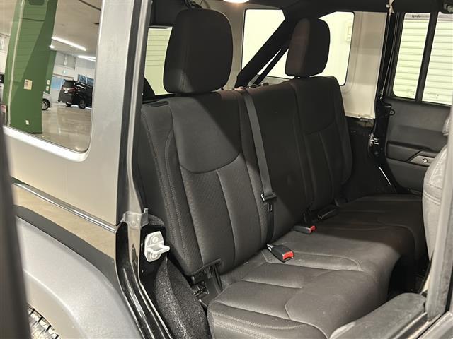 ジープ・ラングラーアンリミテッド スポーツ 社外メモリナビ(CD/ラジオ/BT/フルセグ)バックカメラ ETC ドライブレコーダー クルーズコントロール ステアリングスイッチ 横滑り防止装置 リモコンキー×2 純正18インチAW ドアバイザー(11枚目)