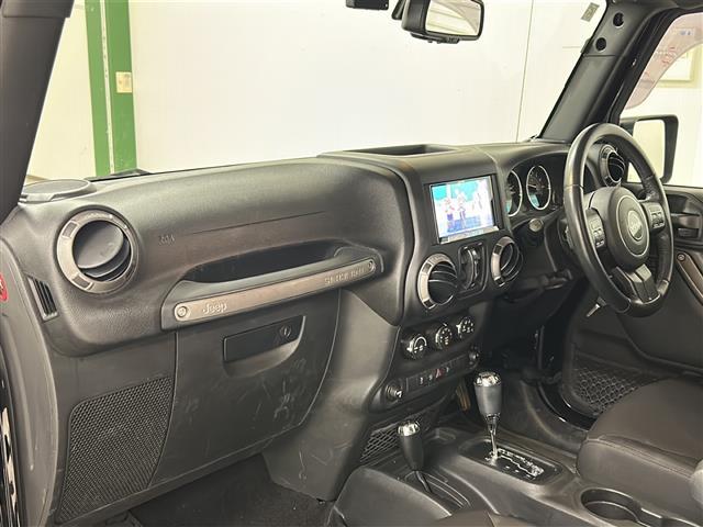 ジープ・ラングラーアンリミテッド スポーツ 社外メモリナビ(CD/ラジオ/BT/フルセグ)バックカメラ ETC ドライブレコーダー クルーズコントロール ステアリングスイッチ 横滑り防止装置 リモコンキー×2 純正18インチAW ドアバイザー(32枚目)