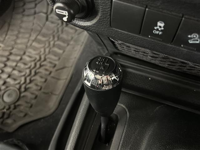 ジープ・ラングラーアンリミテッド スポーツ 社外メモリナビ(CD/ラジオ/BT/フルセグ)バックカメラ ETC ドライブレコーダー クルーズコントロール ステアリングスイッチ 横滑り防止装置 リモコンキー×2 純正18インチAW ドアバイザー(35枚目)