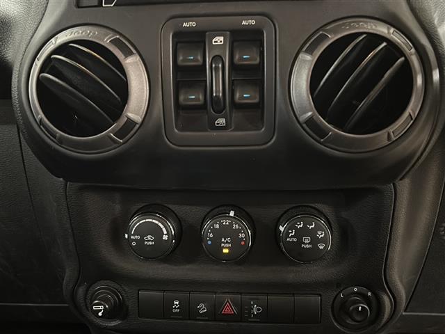 ジープ・ラングラーアンリミテッド スポーツ 社外メモリナビ(CD/ラジオ/BT/フルセグ)バックカメラ ETC ドライブレコーダー クルーズコントロール ステアリングスイッチ 横滑り防止装置 リモコンキー×2 純正18インチAW ドアバイザー(39枚目)