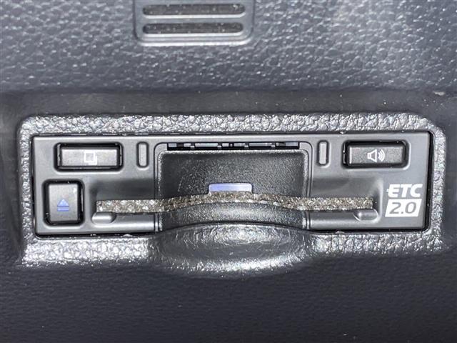 ヴォクシー ハイブリッドＳ－Ｚ　禁煙車　純正ナビ　バックカメラ　プリクラッシュセーフティ　レーントレーシングアシスト　ロードサインアシスト　レーダークルーズコントロール　両側パワスラ　純正フリップダウンモニター　ＥＴＣ２．０（5枚目）