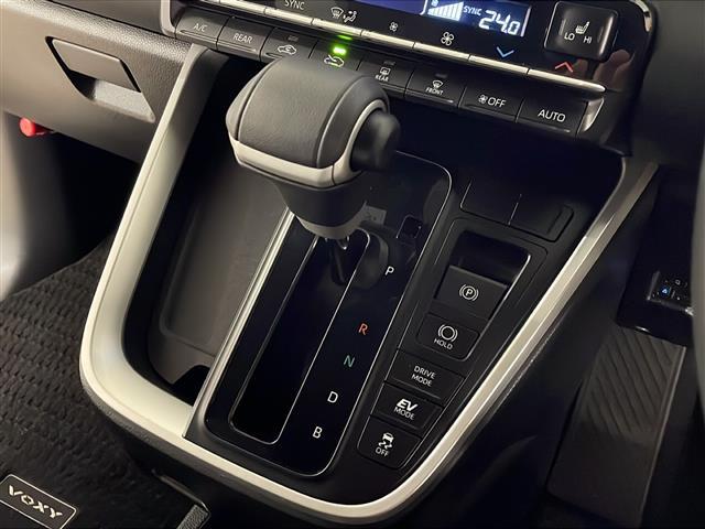 ヴォクシー ハイブリッドＳ－Ｚ　禁煙車　純正ナビ　バックカメラ　プリクラッシュセーフティ　レーントレーシングアシスト　ロードサインアシスト　レーダークルーズコントロール　両側パワスラ　純正フリップダウンモニター　ＥＴＣ２．０（11枚目）