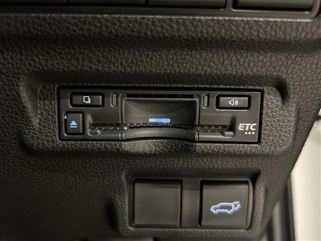 カローラクロス ハイブリッド　Ｚ　純正ディスプレイオーディオ（ラジオ／フルセグ／ＢＴ／Ａｐｐｌｅｃａｒｐｌａｙ）バックカメラ　ＥＴＣ　前後ドライブレコーダー　レーダークルーズコントロール　パワーバックドア　パワーシート（7枚目）