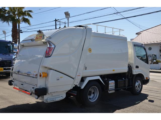 デュトロ 　パッカー車プレス式（塵芥車）４．３立米　２ｔ積載　連続作動スイッチ　汚水タンク　極東開発ＧＢ４３－２２０　６ＭＴ　排出板押出式　ＬＥＤヘッドライト　ＬＥＤフォグランプ　キャブ内操作スイッチ（11枚目）
