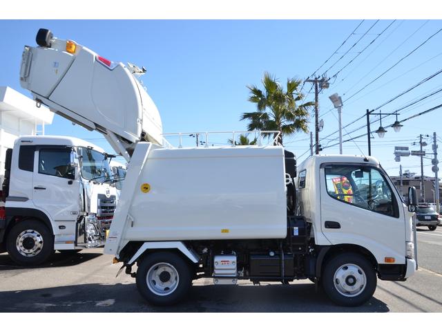 デュトロ 　パッカー車プレス式（塵芥車）４．３立米　２ｔ積載　連続作動スイッチ　汚水タンク　極東開発ＧＢ４３－２２０　６ＭＴ　排出板押出式　ＬＥＤヘッドライト　ＬＥＤフォグランプ　キャブ内操作スイッチ（12枚目）
