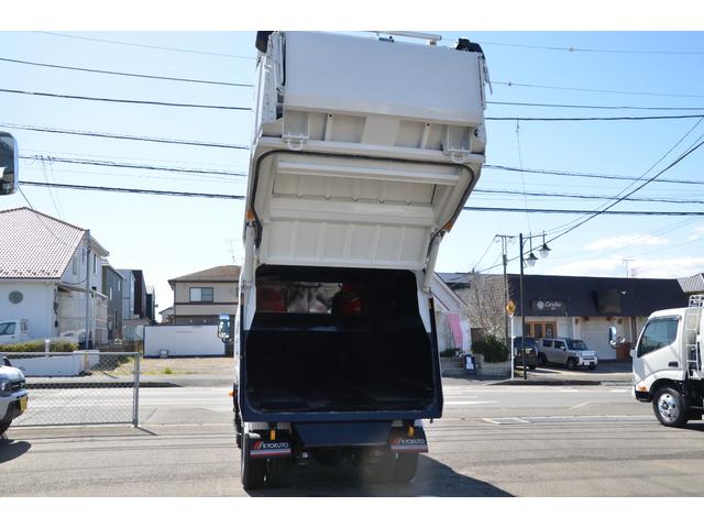デュトロ 　パッカー車プレス式（塵芥車）４．３立米　２ｔ積載　連続作動スイッチ　汚水タンク　極東開発ＧＢ４３－２２０　６ＭＴ　排出板押出式　ＬＥＤヘッドライト　ＬＥＤフォグランプ　キャブ内操作スイッチ（14枚目）