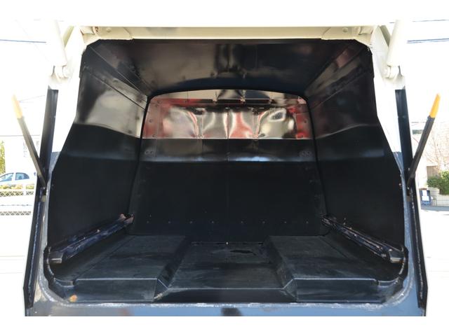 デュトロ 　パッカー車プレス式（塵芥車）４．３立米　２ｔ積載　連続作動スイッチ　汚水タンク　極東開発ＧＢ４３－２２０　６ＭＴ　排出板押出式　ＬＥＤヘッドライト　ＬＥＤフォグランプ　キャブ内操作スイッチ（15枚目）