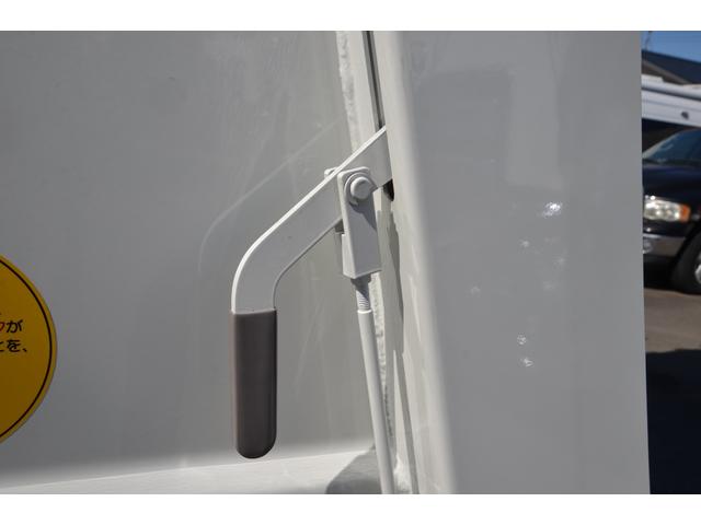 デュトロ 　パッカー車プレス式（塵芥車）４．３立米　２ｔ積載　連続作動スイッチ　汚水タンク　極東開発ＧＢ４３－２２０　６ＭＴ　排出板押出式　ＬＥＤヘッドライト　ＬＥＤフォグランプ　キャブ内操作スイッチ（18枚目）