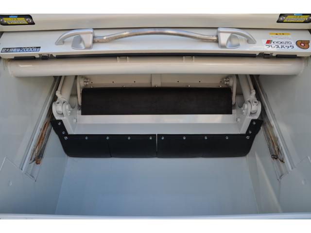 デュトロ 　パッカー車プレス式（塵芥車）４．３立米　２ｔ積載　連続作動スイッチ　汚水タンク　極東開発ＧＢ４３－２２０　６ＭＴ　排出板押出式　ＬＥＤヘッドライト　ＬＥＤフォグランプ　キャブ内操作スイッチ（25枚目）