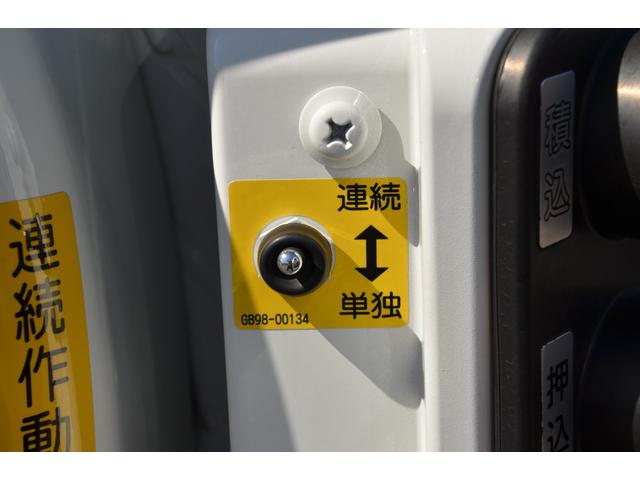 デュトロ 　パッカー車プレス式（塵芥車）４．３立米　２ｔ積載　連続作動スイッチ　汚水タンク　極東開発ＧＢ４３－２２０　６ＭＴ　排出板押出式　ＬＥＤヘッドライト　ＬＥＤフォグランプ　キャブ内操作スイッチ（28枚目）