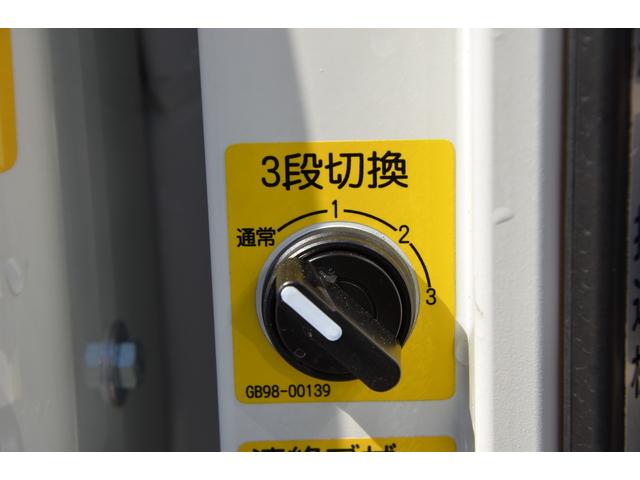 デュトロ 　パッカー車プレス式（塵芥車）４．３立米　２ｔ積載　連続作動スイッチ　汚水タンク　極東開発ＧＢ４３－２２０　６ＭＴ　排出板押出式　ＬＥＤヘッドライト　ＬＥＤフォグランプ　キャブ内操作スイッチ（29枚目）