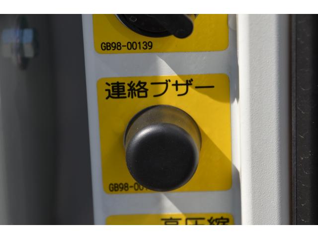 デュトロ 　パッカー車プレス式（塵芥車）４．３立米　２ｔ積載　連続作動スイッチ　汚水タンク　極東開発ＧＢ４３－２２０　６ＭＴ　排出板押出式　ＬＥＤヘッドライト　ＬＥＤフォグランプ　キャブ内操作スイッチ（30枚目）