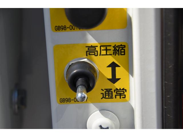 デュトロ 　パッカー車プレス式（塵芥車）４．３立米　２ｔ積載　連続作動スイッチ　汚水タンク　極東開発ＧＢ４３－２２０　６ＭＴ　排出板押出式　ＬＥＤヘッドライト　ＬＥＤフォグランプ　キャブ内操作スイッチ（31枚目）