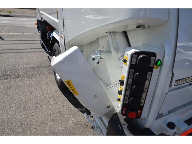 デュトロ 　パッカー車プレス式（塵芥車）４．３立米　２ｔ積載　連続作動スイッチ　汚水タンク　極東開発ＧＢ４３－２２０　６ＭＴ　排出板押出式　ＬＥＤヘッドライト　ＬＥＤフォグランプ　キャブ内操作スイッチ（32枚目）