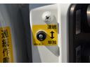 　パッカー車プレス式（塵芥車）４．３立米　２ｔ積載　連続作動スイッチ　汚水タンク　極東開発ＧＢ４３－２２０　６ＭＴ　排出板押出式　ＬＥＤヘッドライト　ＬＥＤフォグランプ　キャブ内操作スイッチ（28枚目）