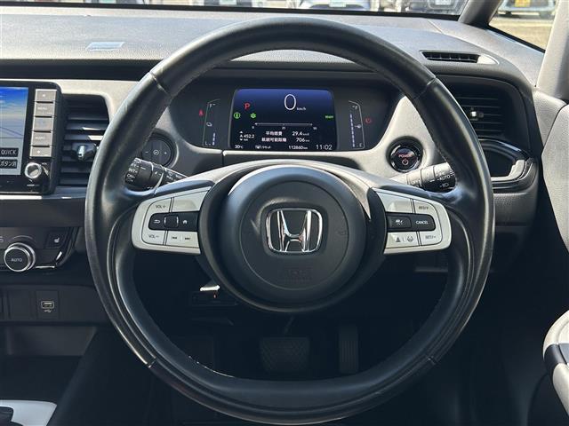 フィット ｅ：ＨＥＶリュクス　純正ナビバックカメラホンダセンシング前後コーナーセンサー革巻きステアリングステアリングリモコンレザーシートＤ／Ｎ席シートヒーターオートライトＬＥＤライトフォグランプ電動格納ミラーウィンカーミラーＥＴＣ（5枚目）