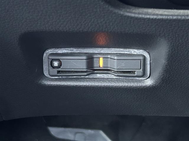 フィット ｅ：ＨＥＶリュクス　純正ナビバックカメラホンダセンシング前後コーナーセンサー革巻きステアリングステアリングリモコンレザーシートＤ／Ｎ席シートヒーターオートライトＬＥＤライトフォグランプ電動格納ミラーウィンカーミラーＥＴＣ（16枚目）