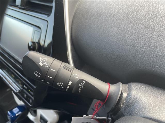 プリウス Ｓ　純正ナビ　フルセグＴＶ　バックカメラ　トヨタセーフティセンス　車両接近通報装置　革巻きステアリング　ステアリングリモコン　オートライト　ＬＥＤライト　電動格納ミラー　ウィンカーミラー　社外ＥＴＣ（5枚目）