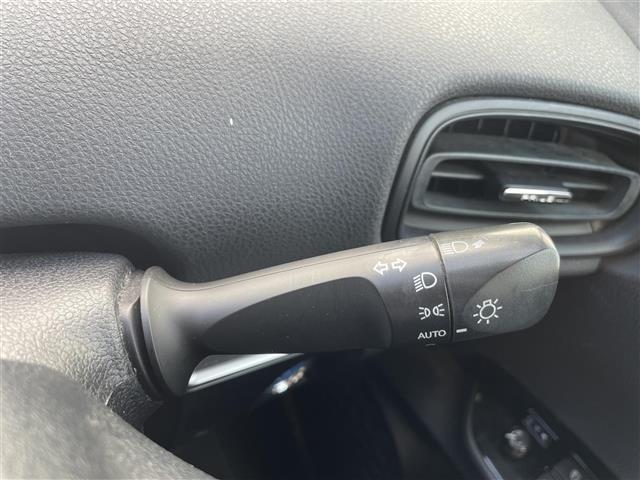 プリウス Ｓ　純正ナビ　フルセグＴＶ　バックカメラ　トヨタセーフティセンス　車両接近通報装置　革巻きステアリング　ステアリングリモコン　オートライト　ＬＥＤライト　電動格納ミラー　ウィンカーミラー　社外ＥＴＣ（6枚目）